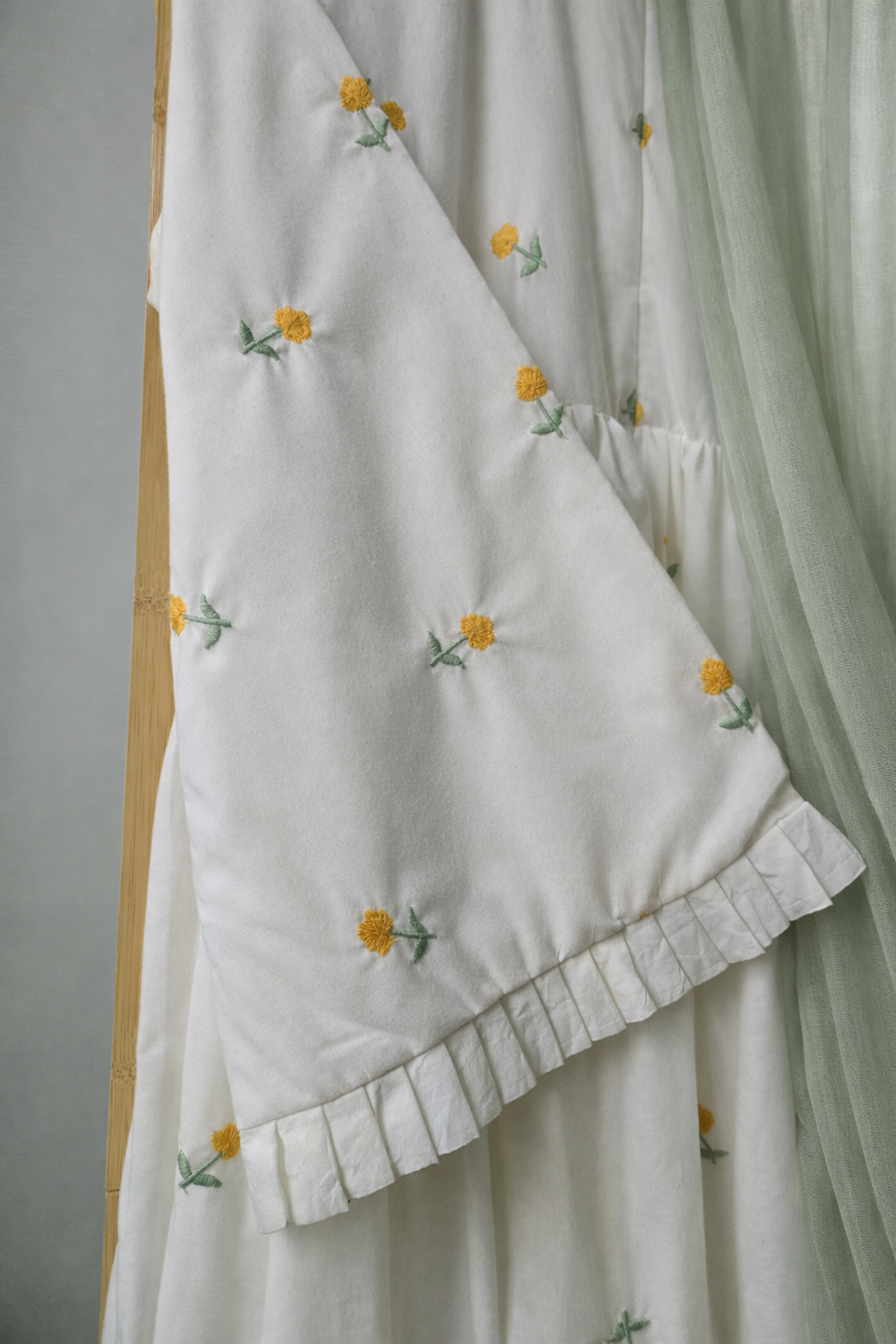 White cotton fully lined abaya with delicate flower details 