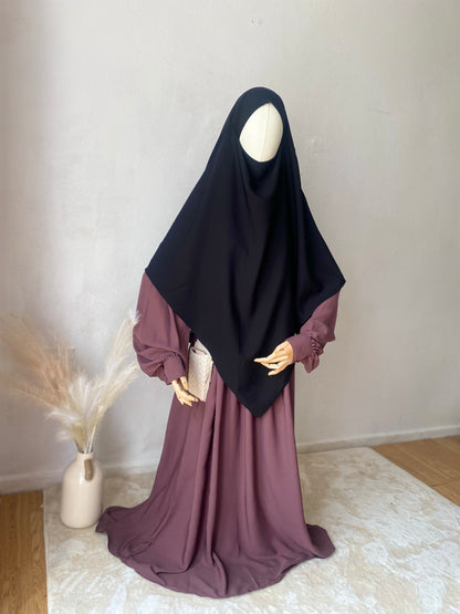 mannequin in a 2 layer black khimar with a dusky rose everyday abaya stood on a cream rug 