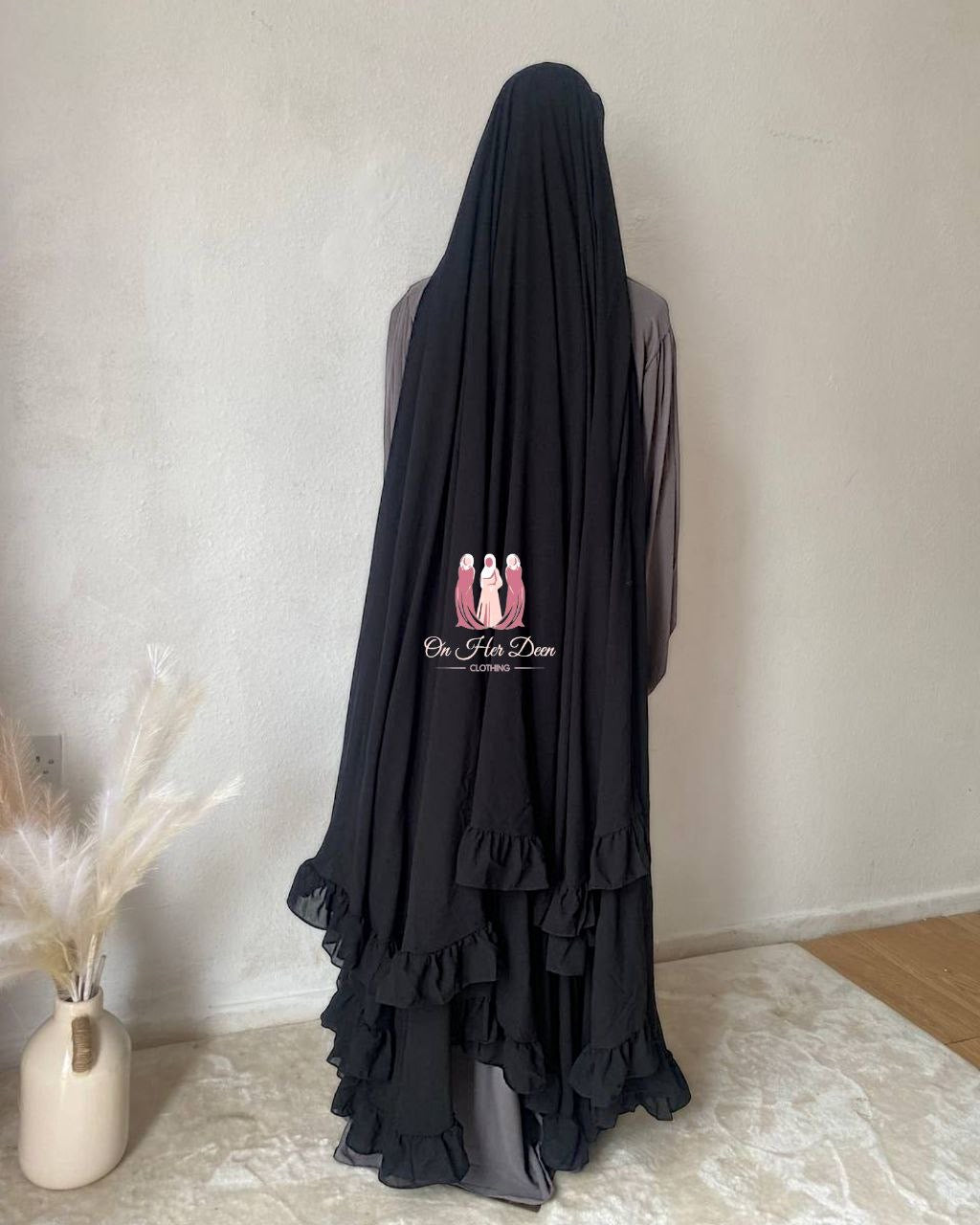 Long niqab with ruffles and button fastening 