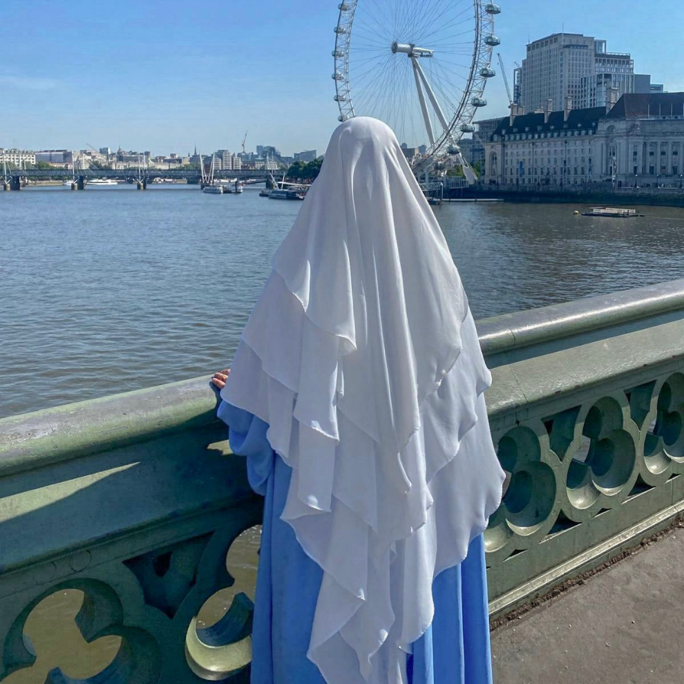 WOMEN ON LONDON BRIDGE IN A PURE WHITE CHIFFON KHIMAR AND BLUE ABAYA 