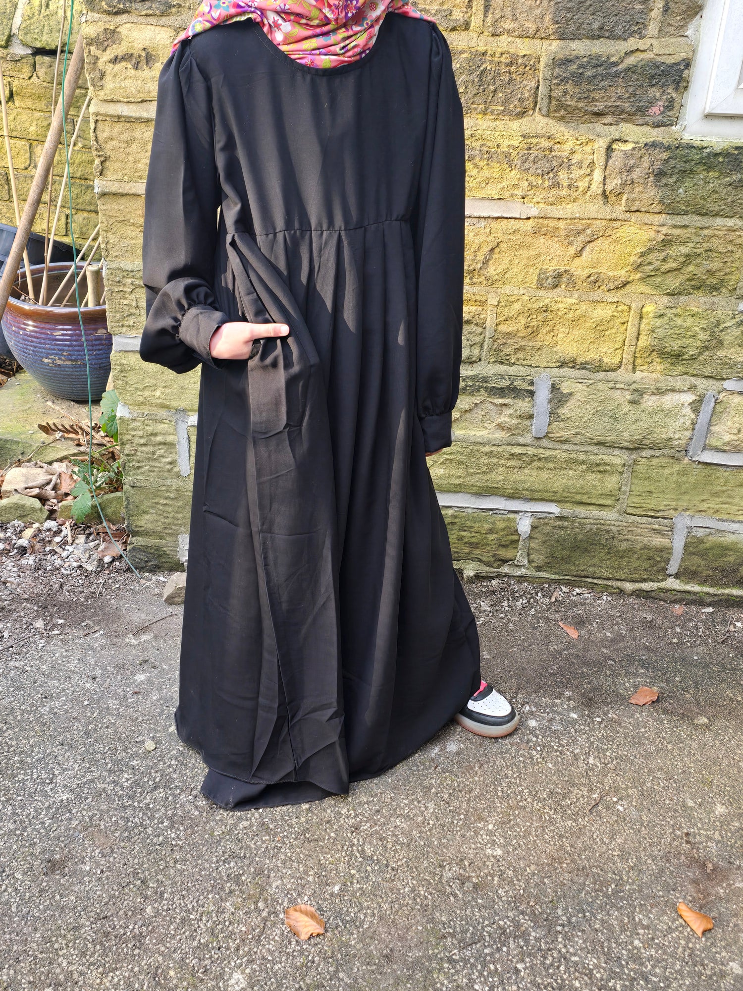 Girls in black abaya with hand in the pocket from onherdeen clothing 