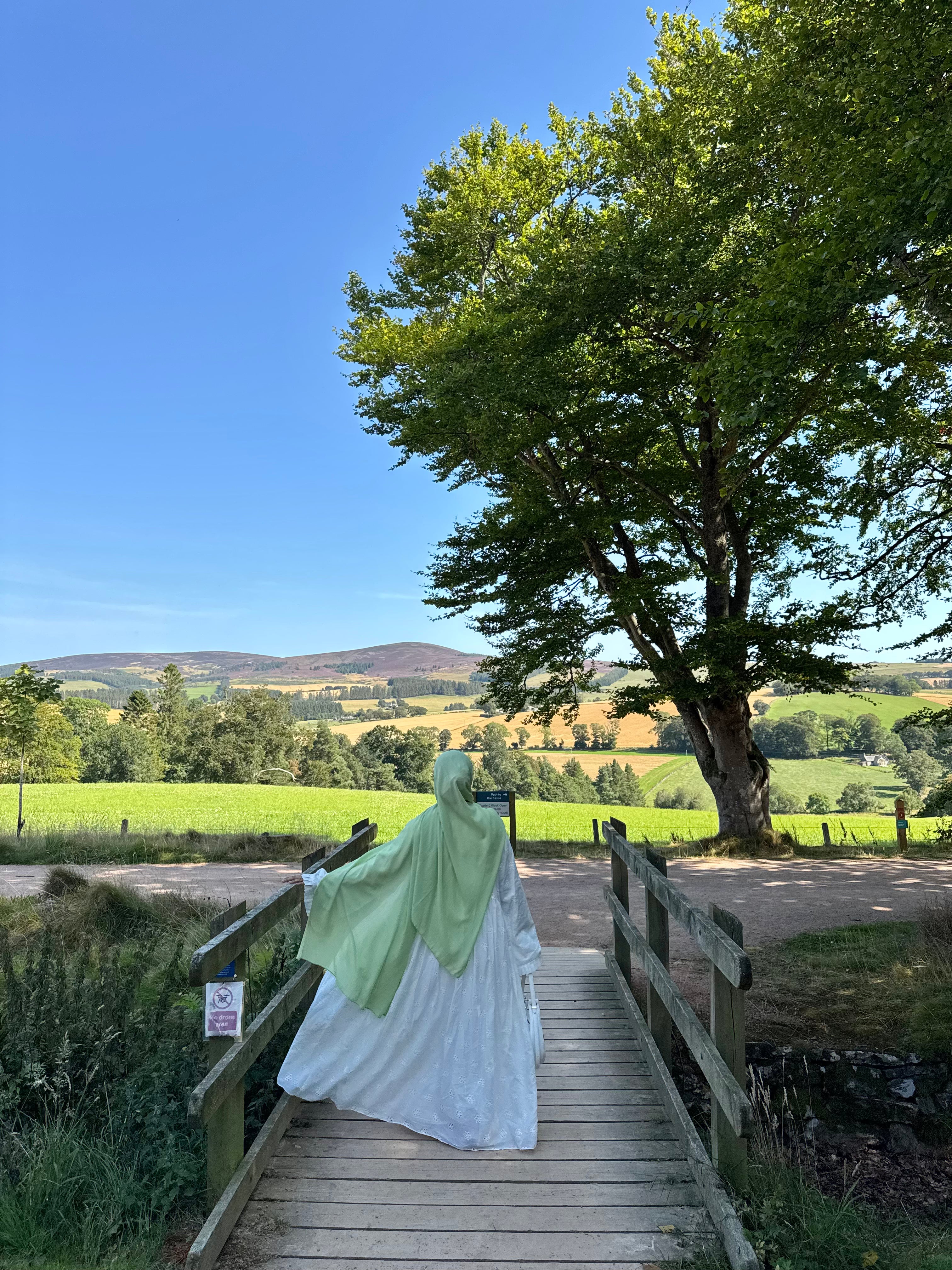 Fully lined eyelet cotton abaya in 100% cotton with floral detail and wide sleeves
