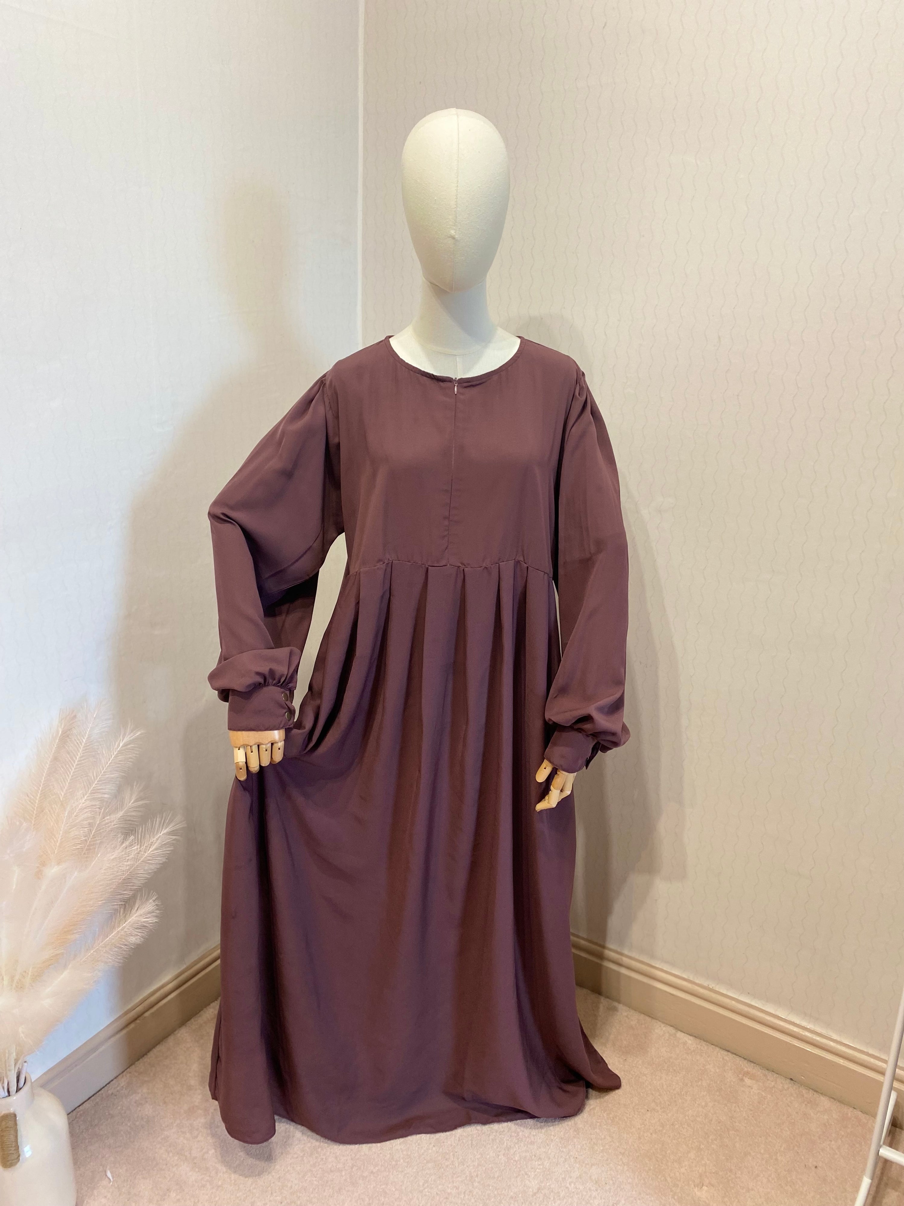 mannequin in dusky rose abaya with pockets 